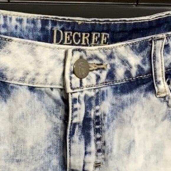 0209 Decree Acid Wash Raw Hem Shorts - Picture 6 of 8